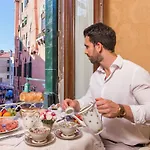 Bed & Breakfast Residenza Veneziana 4*